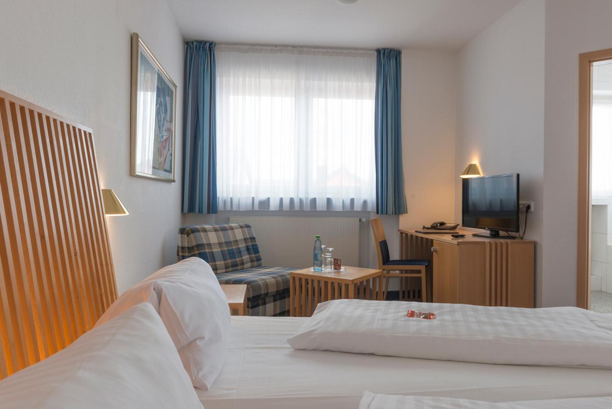 Hotel Gasthof Zum Storch Schlusselfeld Bagian luar foto