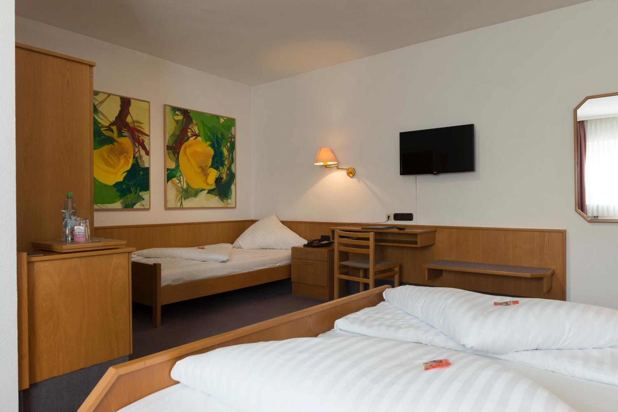 Hotel Gasthof Zum Storch Schlusselfeld Bagian luar foto